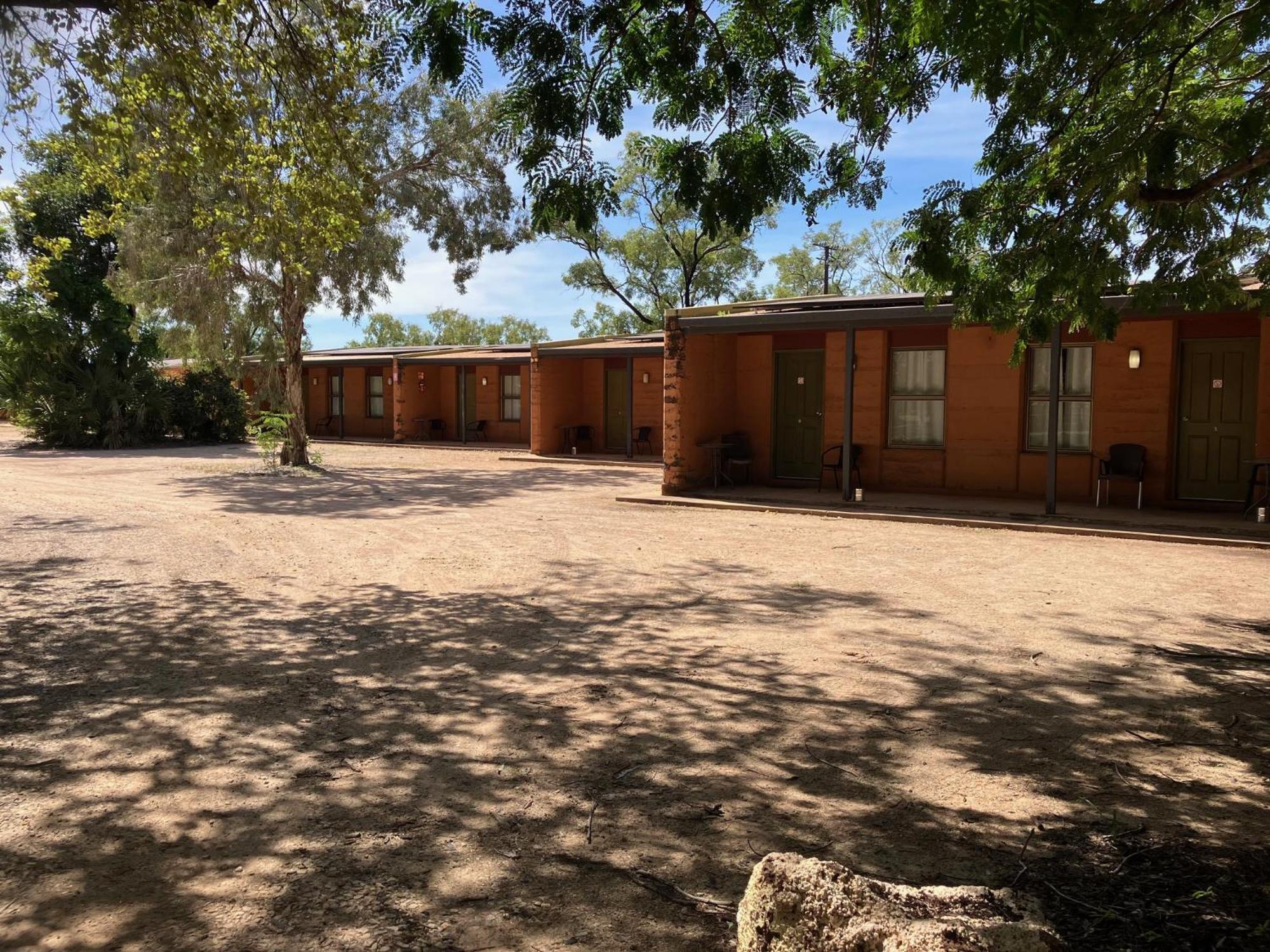 Territory Manor Motel & Caravan Park Mataranka エクステリア 写真